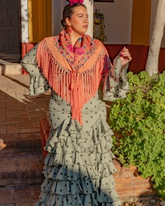 Detalle de confección artesanal en traje de flamenca Plus Size Ana Faura Sevilla.