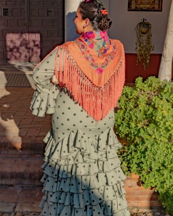 Traje de gitana talla grande con corte favorecedor y ajuste entallado en cintura Ana Faura Tomares.