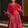 Moda flamenca curvy con escote en V para estilizar la figura femenina.