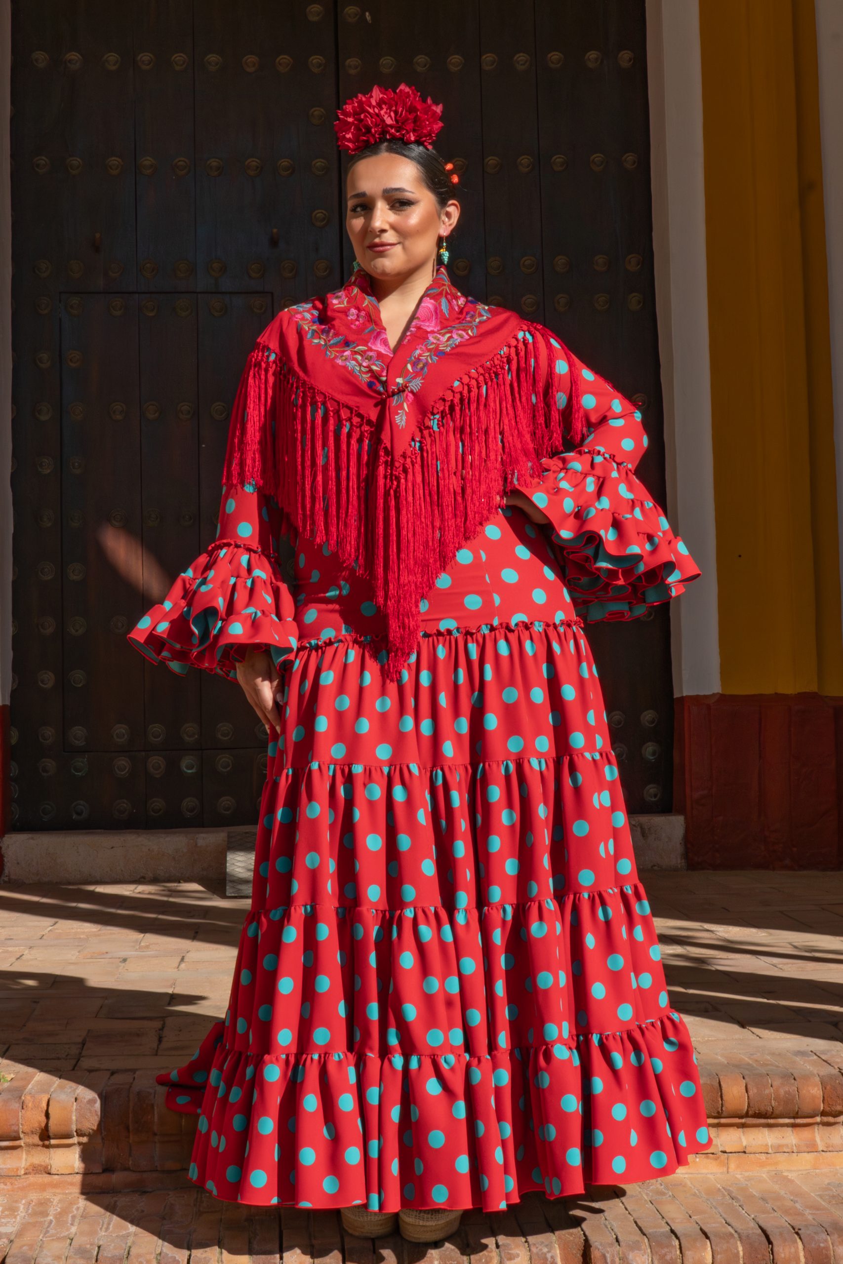 Flamencura curvys (15 de 174) Moda flamenca curvy con escote en V para estilizar la figura femenina.