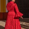 Diseño de flamenca con volantes de capa para siluetas curvy en tejido elástico de alta calidad.
