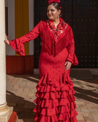 Diseño de flamenca con volantes de capa para siluetas curvy en tejido elástico de alta calidad.