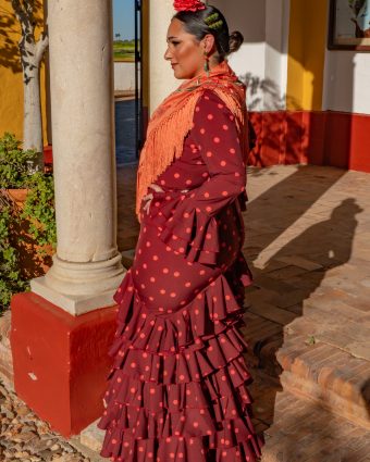 Traje de gitana talla grande con corte favorecedor y ajuste entallado en cintura Ana Faura Tomares.