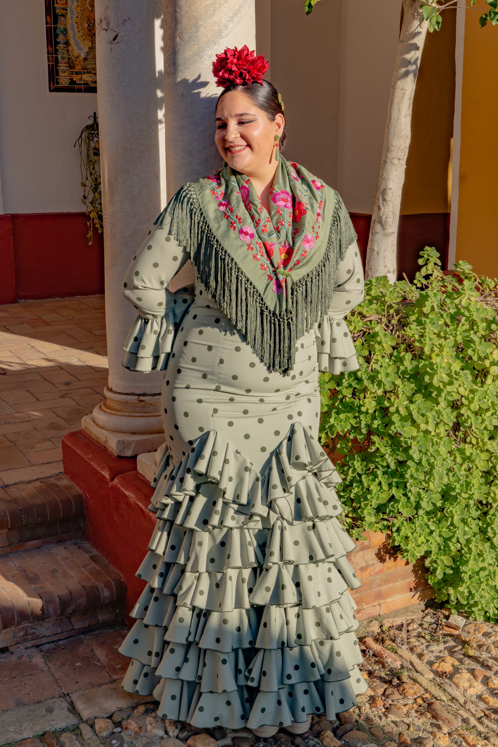 Flamencura curvys (94 de 174) Moda flamenca curvy color Verde con escote en V para estilizar la figura femenina.