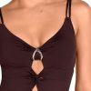 Bañador cut-out marrón con doble tirante y hebilla - Detalle del diseño - Ana Faura
