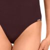 Bañador cut-out marrón con doble tirante y hebilla - Primer plano del tejido y textura - Ana Faura