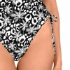 Bañador de mujer con lazos laterales, escote en V y estampado animal print en blanco y negro - Primer plano del tejido y textura - Ana Faura