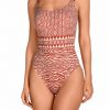 Bañador moldeador Soft Control de corte clásico y estampado geométrico terracota - Vista frontal completa - Ana Faura
