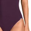Bañador morado escotado corte U con copas extraíbles - Primer plano del tejido y textura - Ana Faura