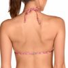 Top de bikini halter con aros y estampado tribal-botánico en coral - Detalle del diseño - Ana Faura